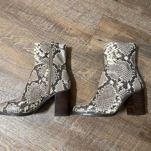 Perfect condition Steve Madden snake skin booties
